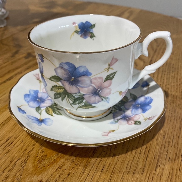 Crown Ceramics Ltd. India. Teacup and saucer, Fine Bone China - Picture 1 of 6
